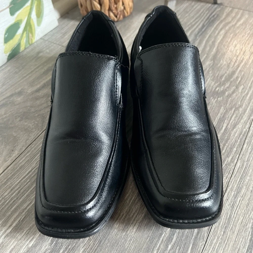 Nordstrom Rack Kids’ Wesson Classic Black Slip-On Loafer Dress Shoes. Size 2
